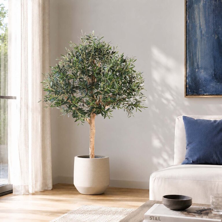 Kunstplant Olijfboom met groene bladeren en olijven is een grote kunstplant in binnenpot met een natuurgetrouwe uitstraling en een hoogte van 150 cm.