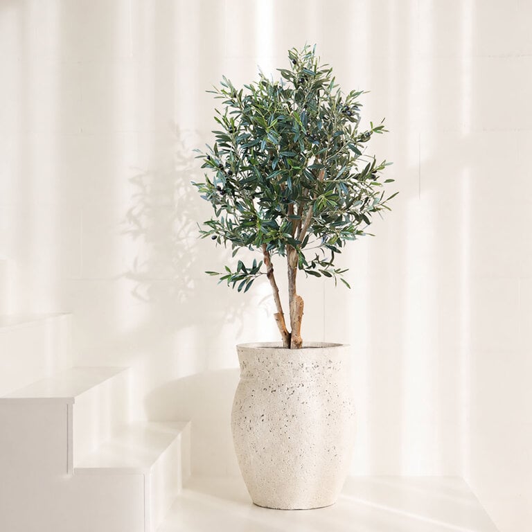 Kunstplant Olijfboom met groene bladeren en olijven is een grote kunstplant in binnenpot met een natuurgetrouwe uitstraling en een hoogte van 120 cm.