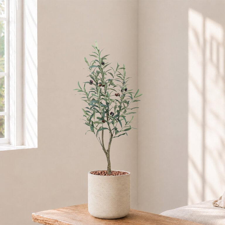 Kunstplant Olijfboom met groene bladeren en olijven is een middelgrote kunstplant in binnenpot met een natuurgetrouwe uitstraling en een hoogte van 90 cm.