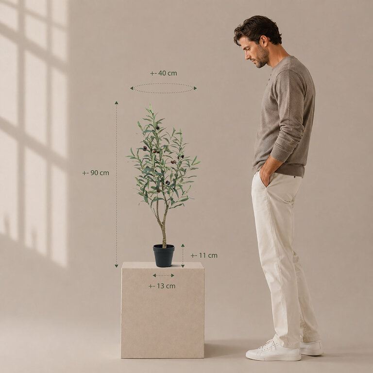 Kunstplant Olijfboom met groene bladeren en olijven is een middelgrote kunstplant in binnenpot met een natuurgetrouwe uitstraling en een hoogte van 90 cm.