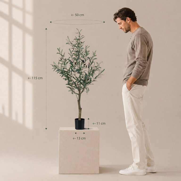 Kunstplant Olijfboom met groene bladeren en olijven is een middelgrote kunstplant in binnenpot met een natuurgetrouwe uitstraling en een hoogte van 115 cm.