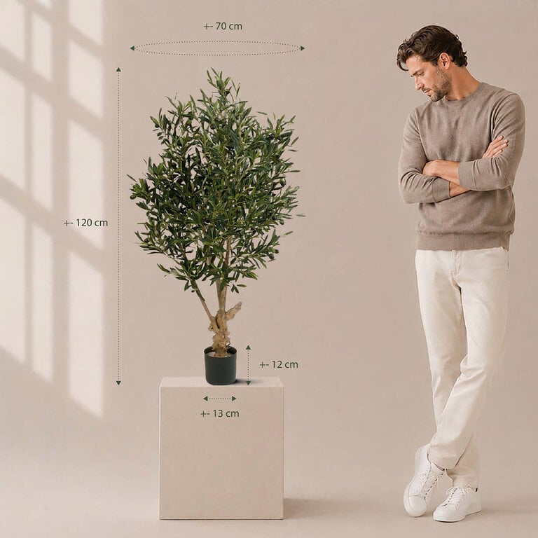 Kunstplant Olijfboom met groene bladeren en olijven is een grote kunstplant in binnenpot met een natuurgetrouwe uitstraling en een hoogte van 120 cm.