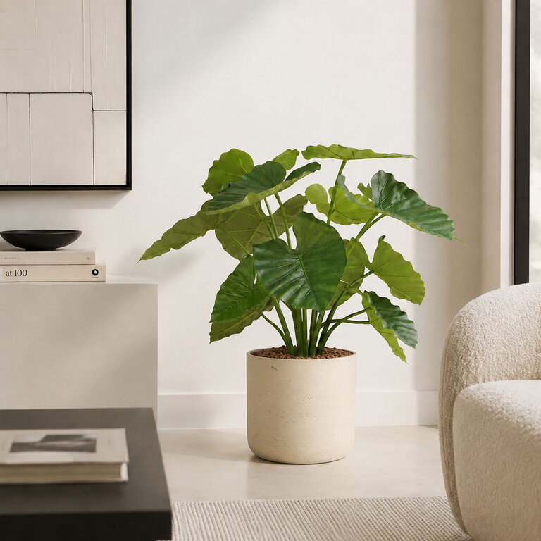 Kunstplant Alocasia Calidora met groene bladeren is een middelgrote kunstplant in binnenpot met een natuurgetrouwe uitstraling en een hoogte van 75 cm.