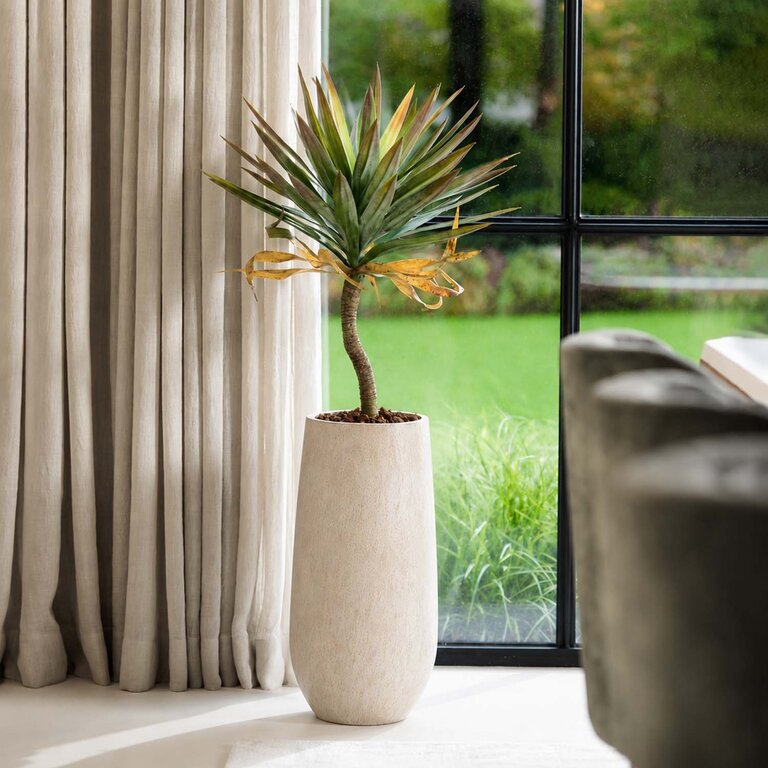 Kunstplant Yucca op stam met groene bladeren is een middelgrote kunstplant in binnenpot met een natuurgetrouwe uitstraling en een hoogte van 75 cm.