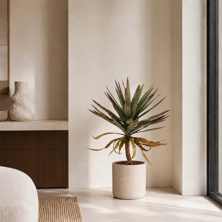 Kunstplant Yucca op stam met groene bladeren is een middelgrote kunstplant in binnenpot met een natuurgetrouwe uitstraling en een hoogte van 75 cm.