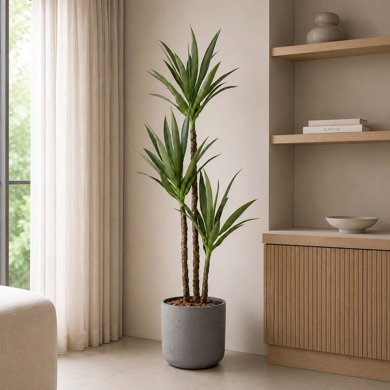 Kunstplant Yucca driestammig met groene bladeren is een grote kunstplant in binnenpot met een natuurgetrouwe uitstraling en een hoogte van 150 cm.