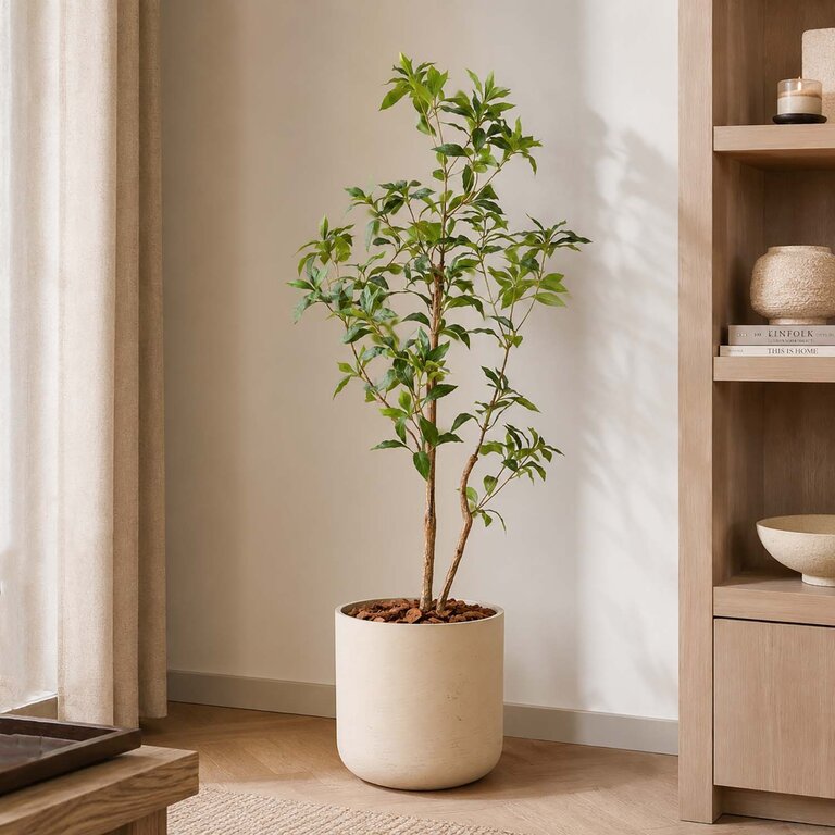 Kunstplant Theeplant met groene bladeren is een middelgrote kunstplant in binnenpot met een natuurgetrouwe uitstraling en een hoogte van 120 cm.