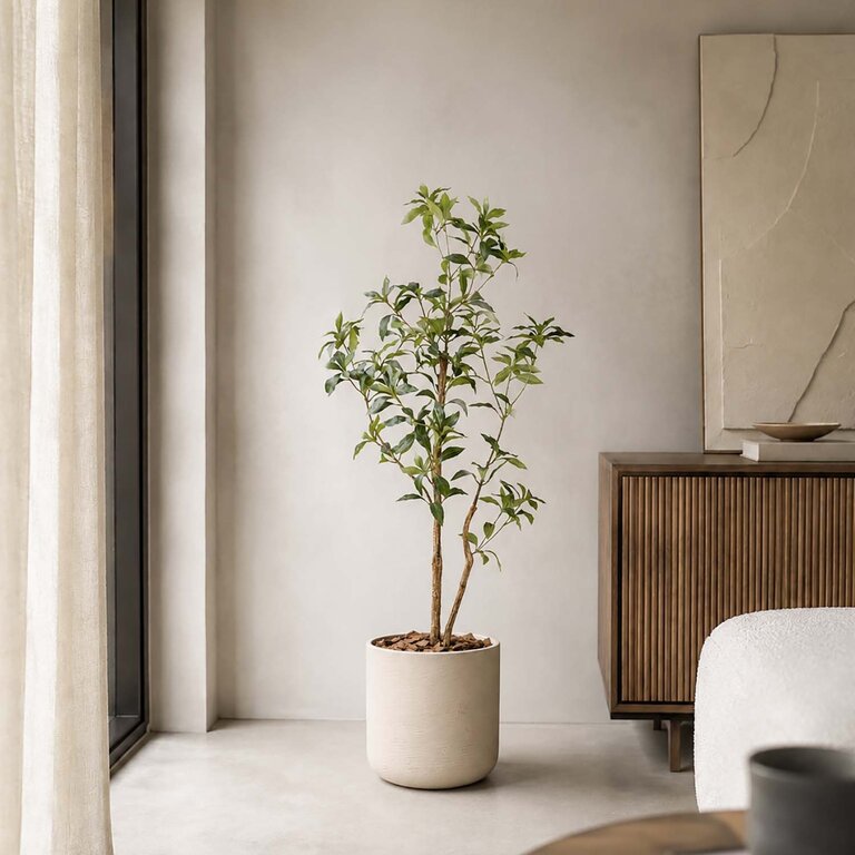 Kunstplant Theeplant met groene bladeren is een middelgrote kunstplant in binnenpot met een natuurgetrouwe uitstraling en een hoogte van 120 cm.