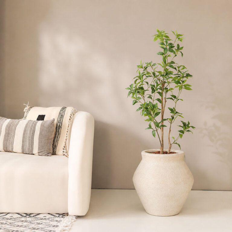 Kunstplant Theeplant met groene bladeren is een middelgrote kunstplant in binnenpot met een natuurgetrouwe uitstraling en een hoogte van 120 cm.