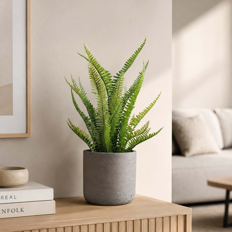 Kunstplant Boston Varen met groene bladeren is een middelgrote kunstplant in binnenpot met een natuurgetrouwe uitstraling en een hoogte van 55 cm.