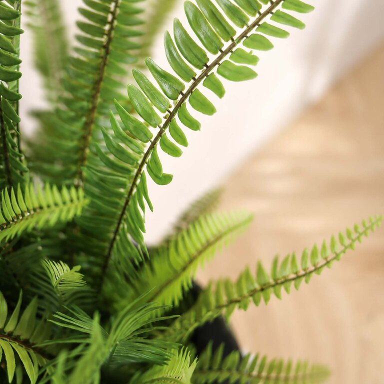 Kunstplant Boston Varen met groene bladeren is een middelgrote kunstplant in binnenpot met een natuurgetrouwe uitstraling en een hoogte van 55 cm.