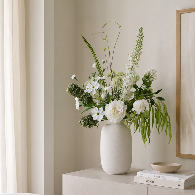 Zijden bloemen boeket Meadow Fay is en stijlvol en luchtig boeket van kunstbloemen in witte en groene tinten.