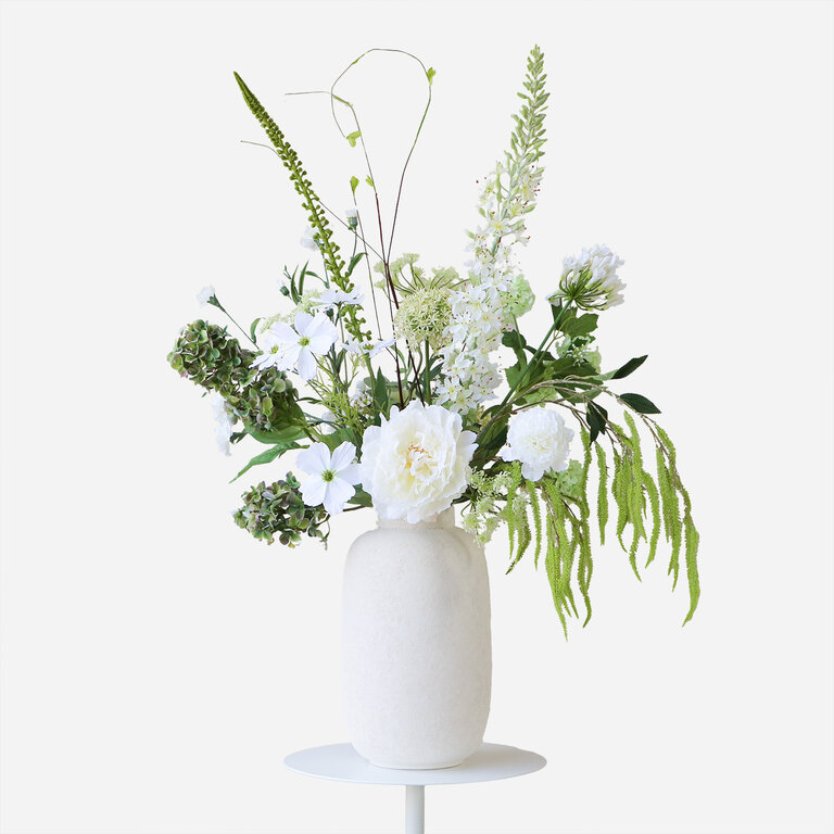 Zijden bloemen boeket Meadow Fay is en stijlvol en luchtig boeket van kunstbloemen in witte en groene tinten.