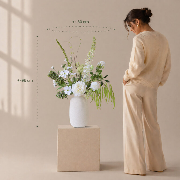 Zijden bloemen boeket Meadow Fay is en stijlvol en luchtig boeket van kunstbloemen in witte en groene tinten.