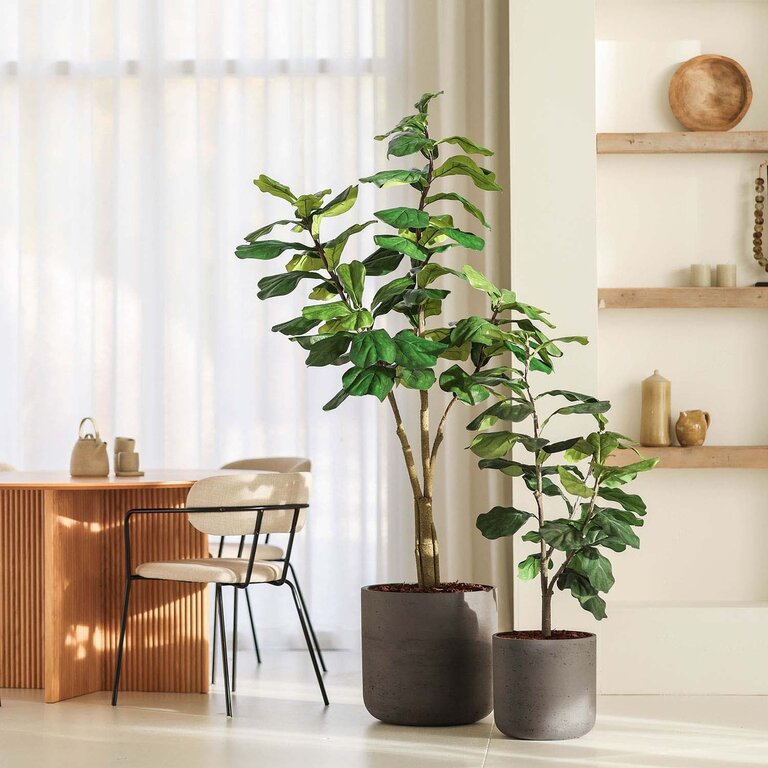 Kunstplant Ficus Lyrata met groene bladeren is een middelgrote kunstplant in binnenpot met een natuurgetrouwe uitstraling en een hoogte van 120 cm.