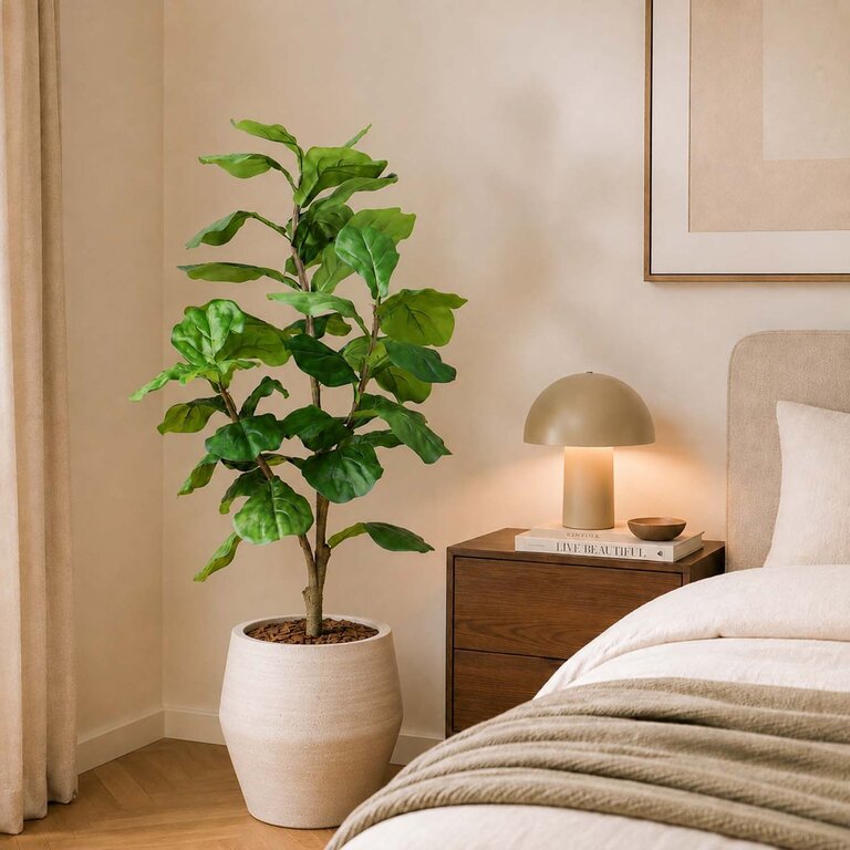 Kunstplant Ficus Lyrata met groene bladeren is een middelgrote kunstplant in binnenpot met een natuurgetrouwe uitstraling en een hoogte van 120 cm.