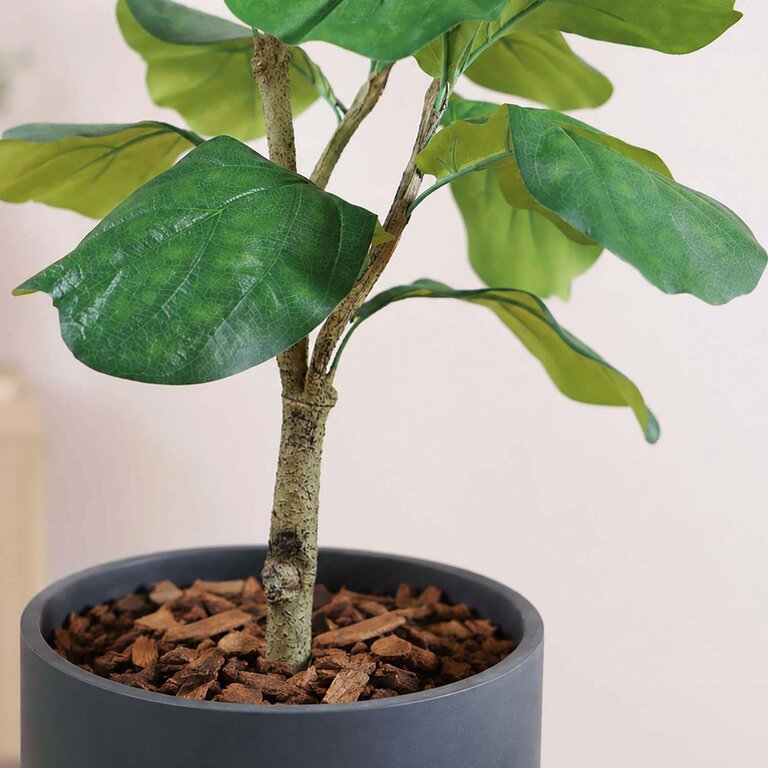 Kunstplant Ficus Lyrata met groene bladeren is een middelgrote kunstplant in binnenpot met een natuurgetrouwe uitstraling en een hoogte van 90 cm.