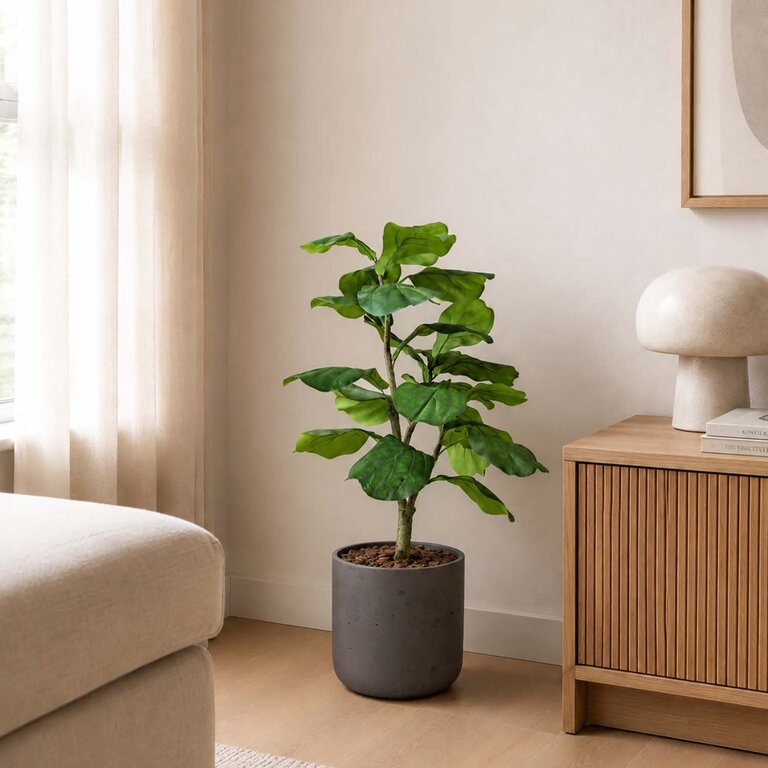 Kunstplant Ficus Lyrata met groene bladeren is een middelgrote kunstplant in binnenpot met een natuurgetrouwe uitstraling en een hoogte van 90 cm.