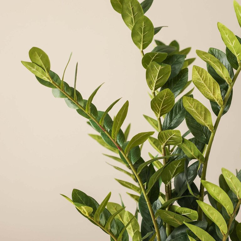Kunstplant Zamioculcas met groene bladeren is een middelgrote kunstplant in binnenpot met een natuurgetrouwe uitstraling en een hoogte van 130 cm.
