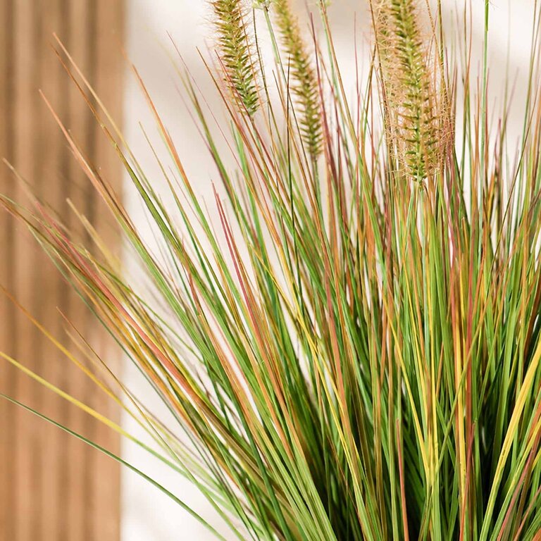 Kunstplant Pennisetum gras is een kunstgras in binnenpot met een natuurgetrouwe uitstraling en een hoogte van 71 cm.