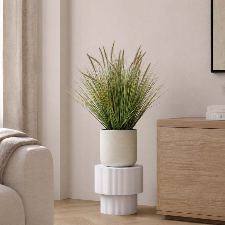 Kunstplant Pennisetum gras is een kunstgras in binnenpot met een natuurgetrouwe uitstraling en een hoogte van 85 cm.