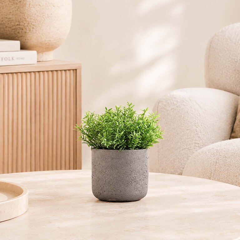 Kunstplant Rozemarijn met groene bladeren is een kleine kunstplant in binnenpot met een natuurgetrouwe uitstraling en een hoogte van 22 cm.