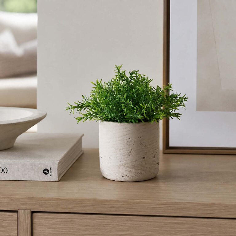 Kunstplant Rozemarijn met groene bladeren is een kleine kunstplant in binnenpot met een natuurgetrouwe uitstraling en een hoogte van 22 cm.