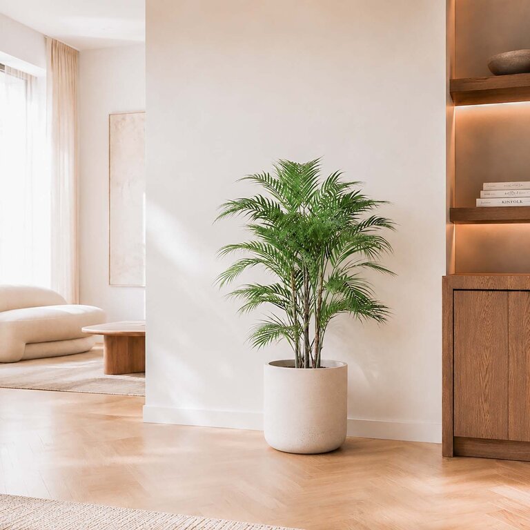 Kunstplant Chamaedorea Palm met groene bladeren is een middelgrote kunstplant in binnenpot met een natuurgetrouwe uitstraling en een hoogte van 120 cm.
