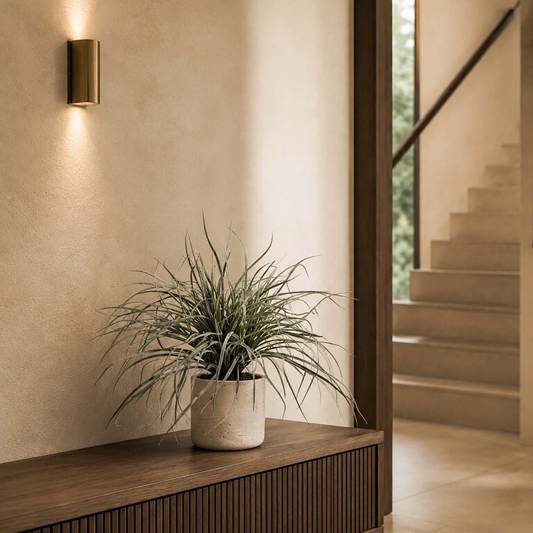 Kunstplant Gras is een kunstgras opgemaakt in pot Charlie in de kleur lichtgrijs met een natuurgetrouwe uitstraling en een hoogte van 50 cm.