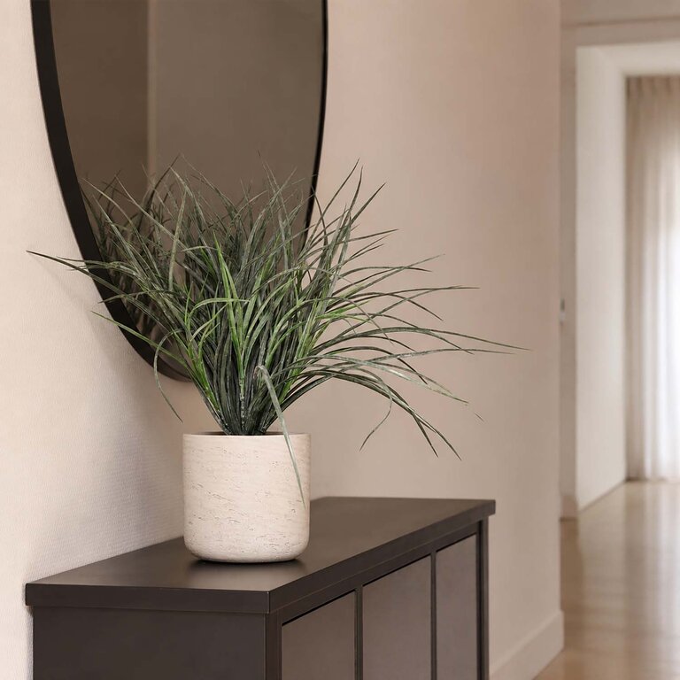 Kunstplant Gras is een kunstgras opgemaakt in pot Charlie in de kleur lichtgrijs met een natuurgetrouwe uitstraling en een hoogte van 50 cm.