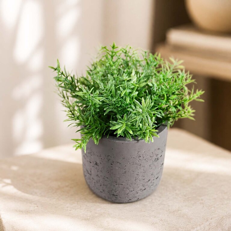 Kunstplant steker Rozemarijn met groene bladeren is een steekplant met een natuurgetrouwe uitstraling en een hoogte van 22 cm.
