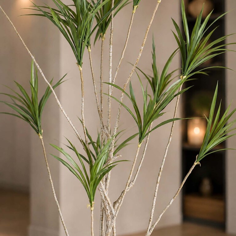 Kunstplant Dracaena met groene bladeren is een grote kunstplant in binnenpot met een natuurgetrouwe uitstraling en een hoogte van 180 cm.