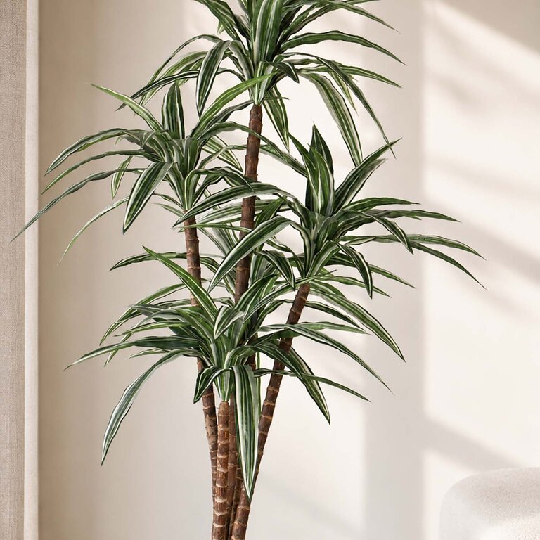 Kunstplant Dracaena met groene bladeren is een middelgrote kunstplant in binnenpot met een natuurgetrouwe uitstraling en een hoogte van 120 cm.