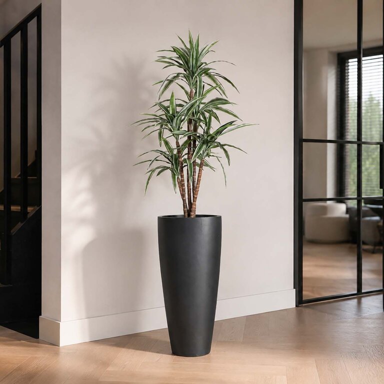 Kunstplant Dracaena met groene bladeren is een middelgrote kunstplant in binnenpot met een natuurgetrouwe uitstraling en een hoogte van 120 cm.