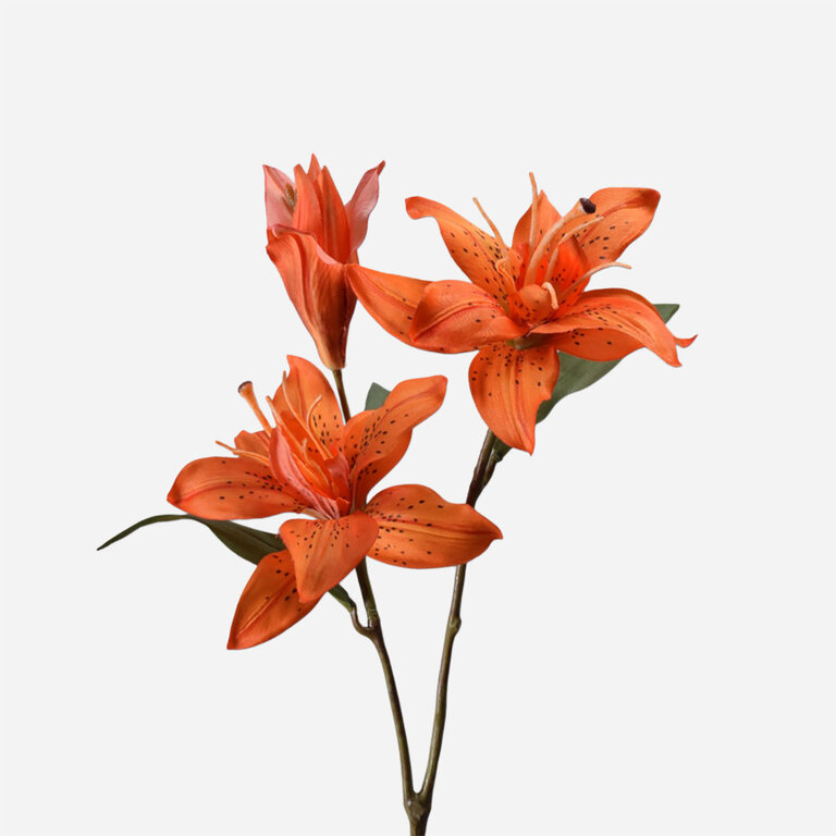 Kunststeel Lelie met oranje zijden bloem en groene bladeren is een kunststeel met een natuurgetrouwe uitstraling en een lengte van 71 cm.