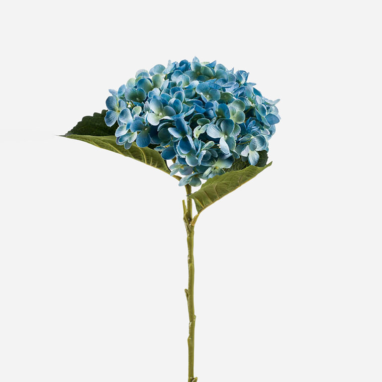Kunststeel Hortensia met blauwe zijden bloem en groene bladeren is een kunststeel met een natuurgetrouwe uitstraling en een lengte van 52 cm.