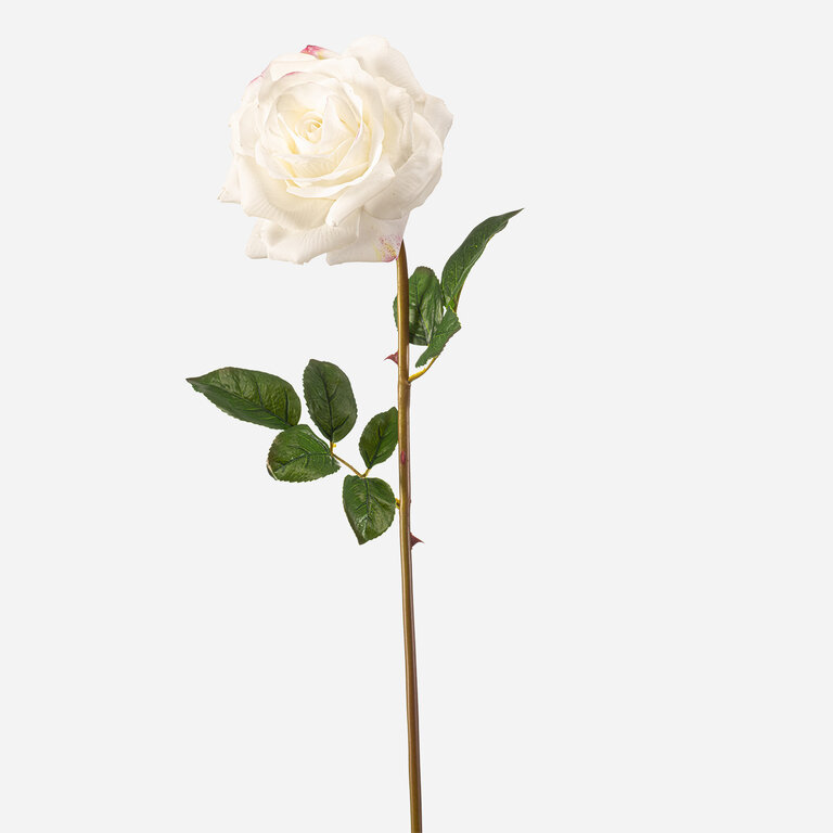 Kunststeel Roos met witte zijden bloem en groene bladeren is een kunststeel met een natuurgetrouwe uitstraling en een lengte van 68 cm.