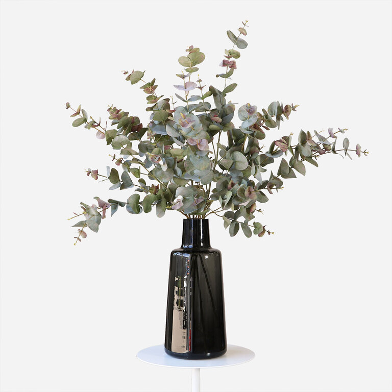 Zijden bloemen boeket Faye Auburn is een puur en tijdloos boeket met groenroze eucalyptus takken.