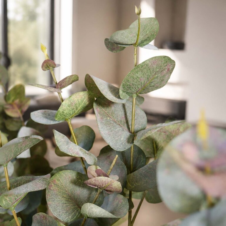 Zijden bloemen boeket Faye Auburn is een puur en tijdloos boeket met groenroze eucalyptus takken.