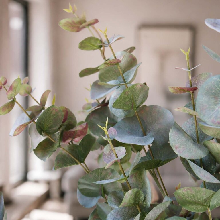Zijden bloemen boeket Faye Auburn is een puur en tijdloos boeket met groenroze eucalyptus takken.