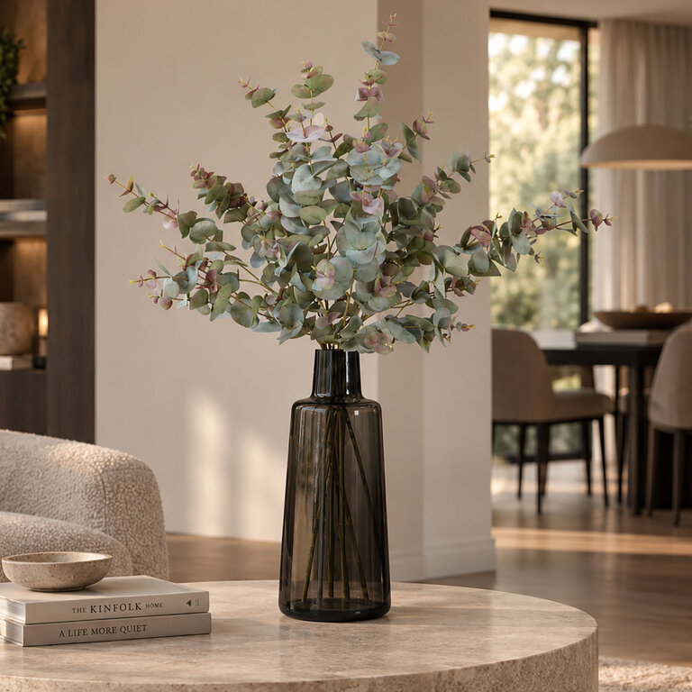 Zijden bloemen boeket Faye Auburn is een puur en tijdloos boeket met groenroze eucalyptus takken.