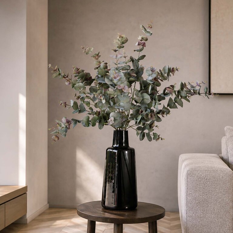 Zijden bloemen boeket Faye Auburn is een puur en tijdloos boeket met groenroze eucalyptus takken.