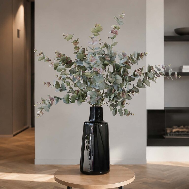 Zijden bloemen boeket Faye Auburn is een puur en tijdloos boeket met groenroze eucalyptus takken.