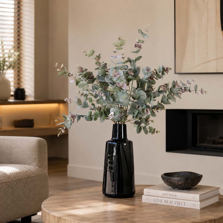 Zijden bloemen boeket Faye Auburn is een puur en tijdloos boeket met groenroze eucalyptus takken.