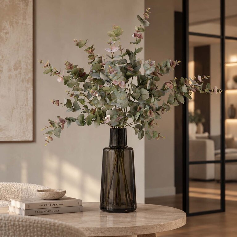 Zijden bloemen boeket Faye Auburn is een puur en tijdloos boeket met groenroze eucalyptus takken.