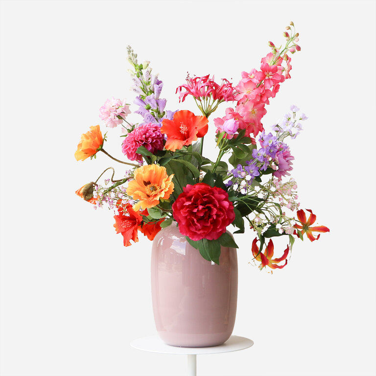 ★ Bestseller! ★<br />
Zijden bloemen boeket Lize Ella is een vol en kleurrijk boeket van kunstbloemen in roze, paarse en oranje tinten.