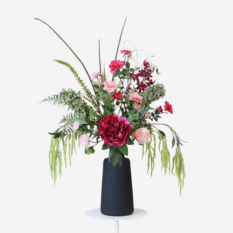 Zijden bloemen boeket Avery Plum is een vol en weelderig boeket van kunstbloemen in roze, paarse en groene tinten.