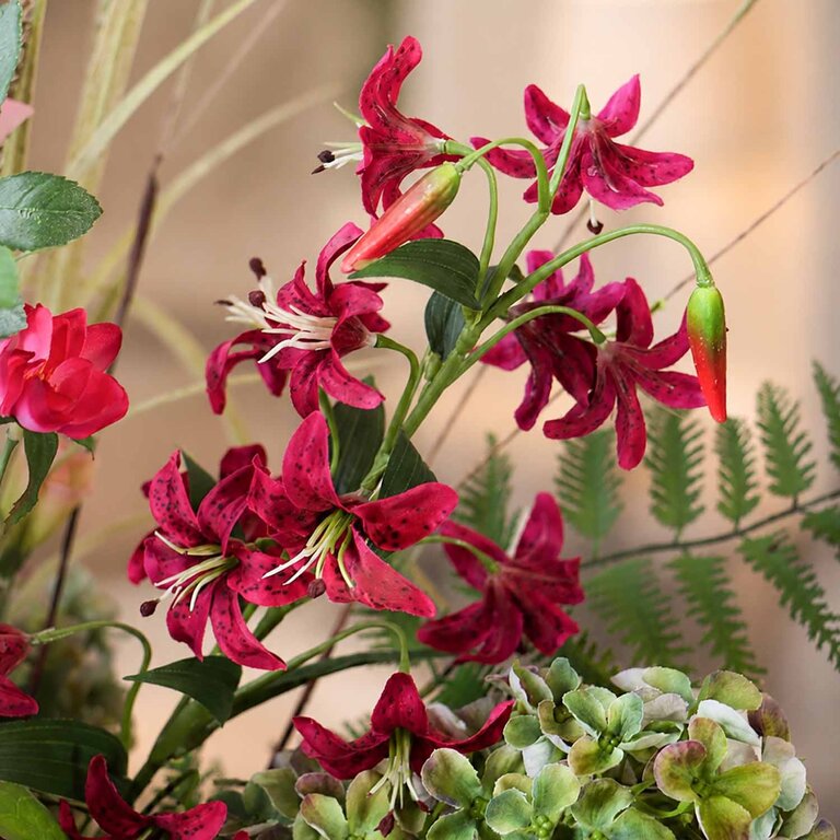 Zijden bloemen boeket Avery Plum is een vol en weelderig boeket van kunstbloemen in roze, paarse en groene tinten.