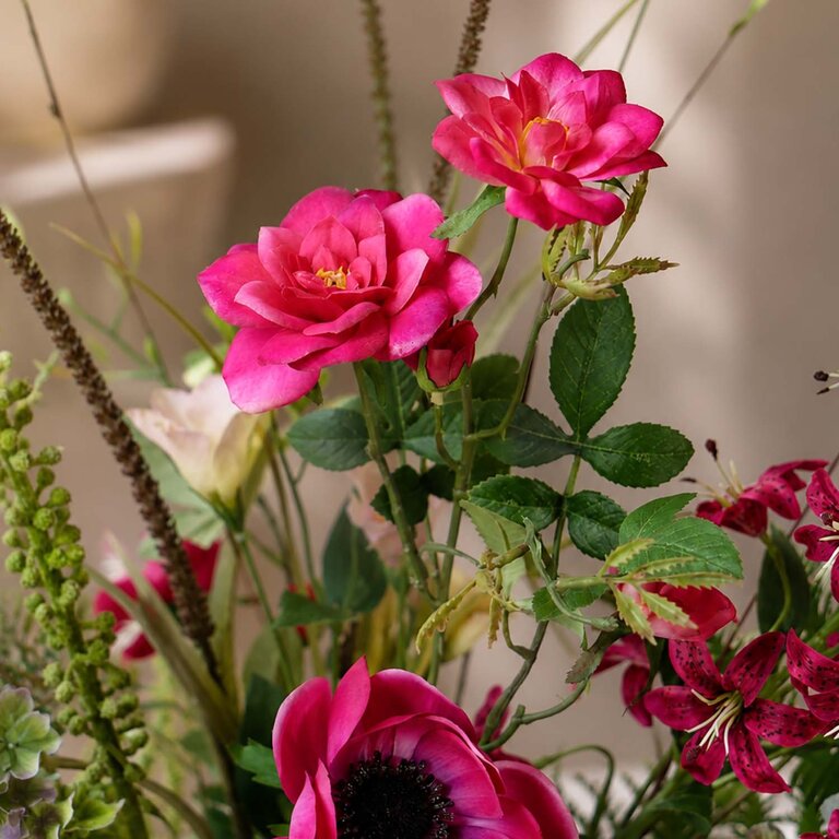 Zijden bloemen boeket Avery Plum is een vol en weelderig boeket van kunstbloemen in roze, paarse en groene tinten.