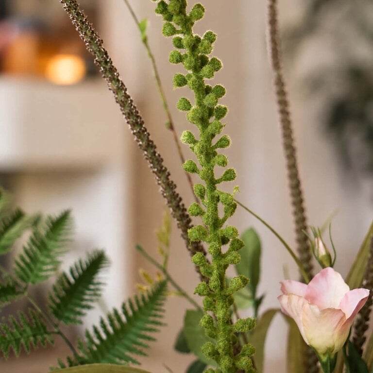 Zijden bloemen boeket Avery Plum is een vol en weelderig boeket van kunstbloemen in roze, paarse en groene tinten.